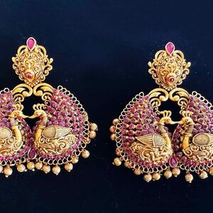 Vintage Sacred Swans Costume Jewelry Earrings Gold x Ruby